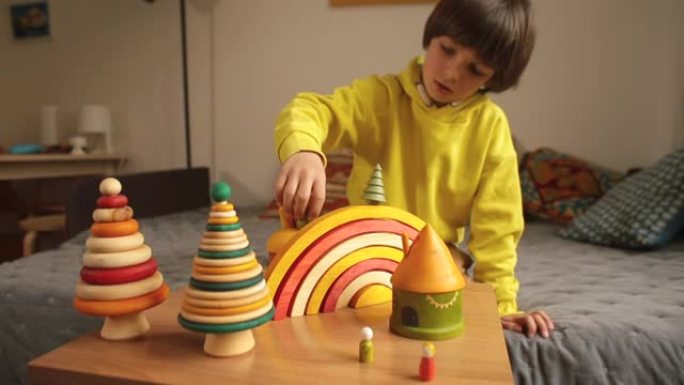 儿童用有机木材制成的创意生态木制玩具。环保玩具。