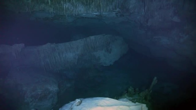 墨西哥cenote中的水下钟乳石。