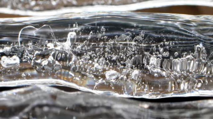 带有不同形式气泡的大透明冰柱