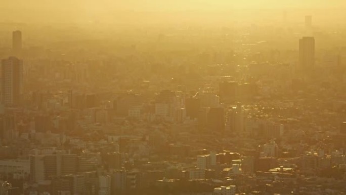 将风景从黄昏的城市倾斜到夕阳