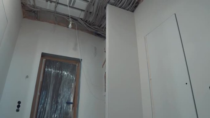 正在装修的房屋天花板上的电线。绝缘性能优异的自熄电线电缆。自上而下的电子通信。室内有线频道