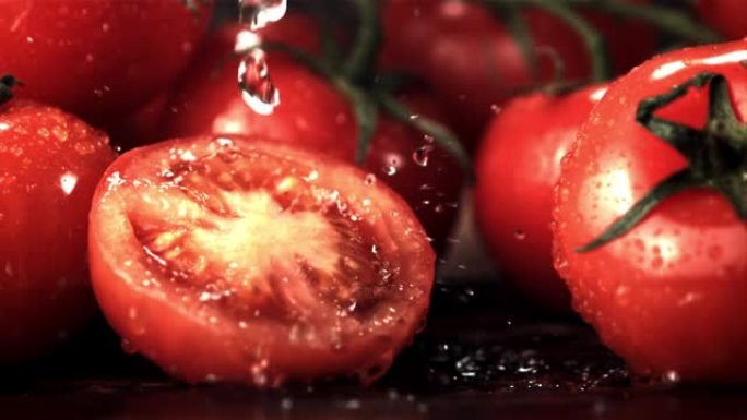 超级慢动作在一块西红柿上落下水滴。以1000 fps拍摄。