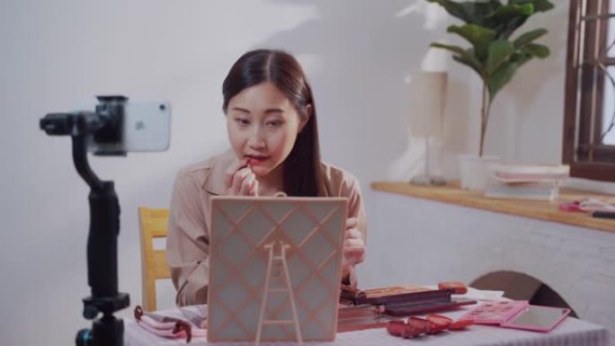 亚洲女性作为博客评论如何使用智能手机上的化妆拍摄
