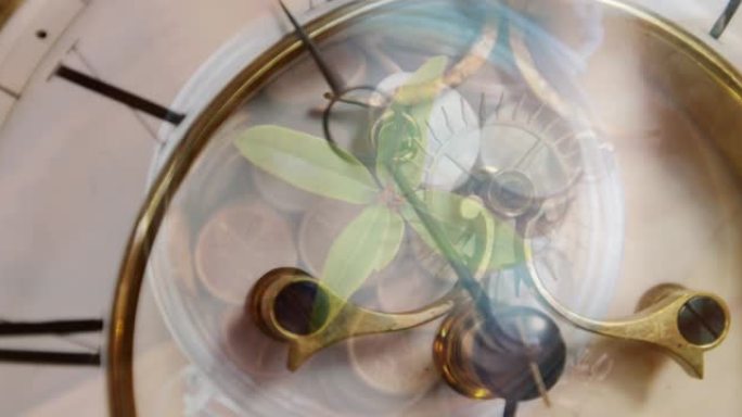 数字复合视频，显示时钟对装满硬币的罐子的特写镜头