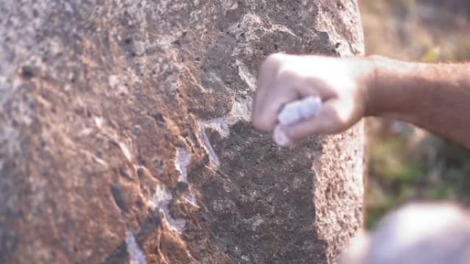 古人洞穴绘画和书写历史铭文用铁凿在岩石表面涂鸦