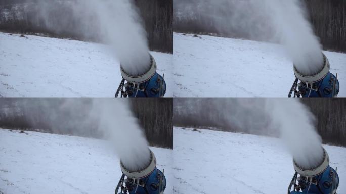 雪炮在滑雪坡上造雪