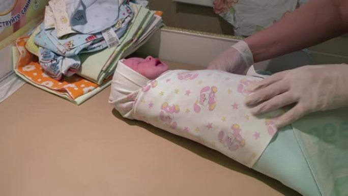 新生儿男婴出生后15分钟在妇产医院分娩室的换台上