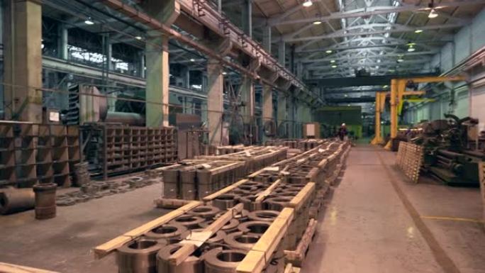 冶金厂车间成品管状圆形金属产品，金属生产和金属加工