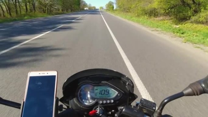 摩托车骑在柏油路上，慢动作，摩托在夏天旅行，第一人称视角，pov