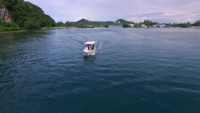 帕劳科罗尔岛的潜水艇海景。背景中的清水