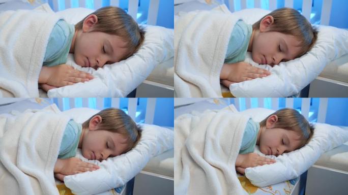 平静的5岁小男孩晚上睡觉和做好梦的肖像。儿童就寝时间