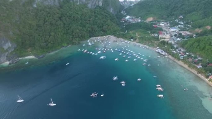 菲律宾巴拉望的爱妮岛。以船和海洋为背景的海景。游客中非常受欢迎的观光场所