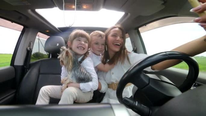 暑假期间在汽车上的家庭自拍照片