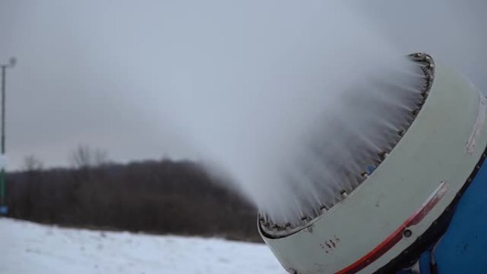 造雪机在滑雪胜地产生积雪