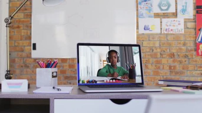 非裔美国男生在学校桌子上的笔记本电脑上进行视频通话的网络摄像头视图