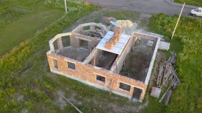 正在建设中的新砖砌未完成房屋的鸟瞰图。