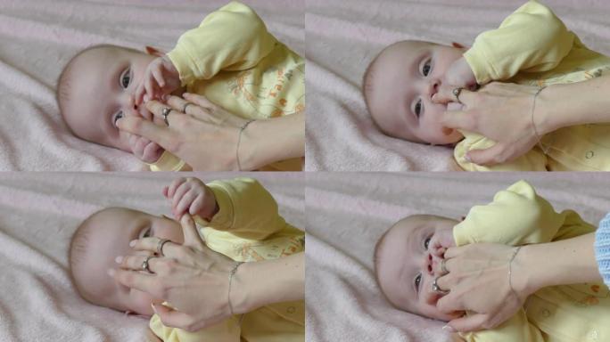 婴儿玩妈妈的手指混血儿婴儿吃妈妈的手指