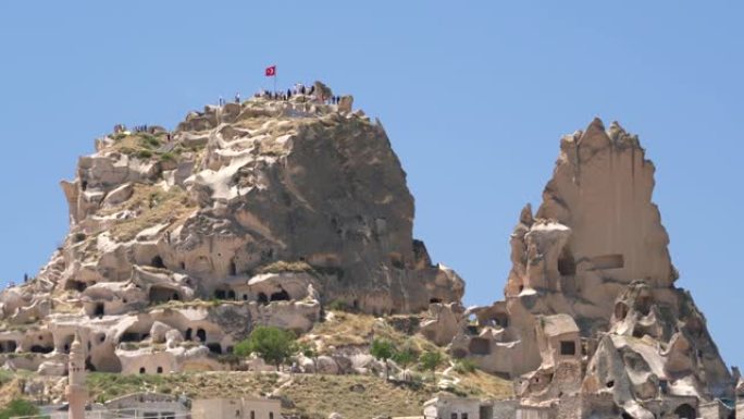 土耳其卡帕多西亚童话烟囱边缘的Uchisar山和洞穴屋建筑