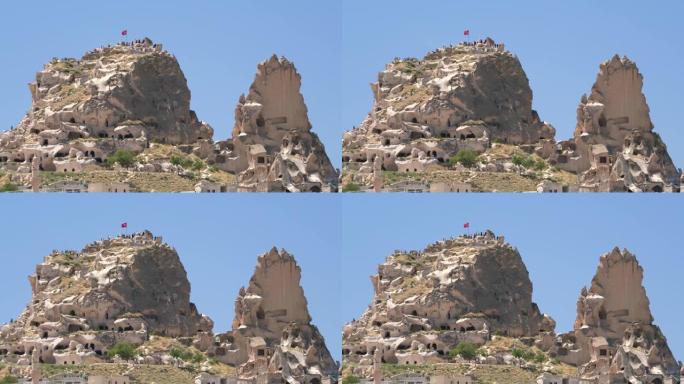土耳其卡帕多西亚童话烟囱边缘的Uchisar山和洞穴屋建筑