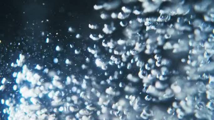 水下彩色气泡以慢动作180fps上升到水面的视频。特写，清爽的苏打滋补汽水。