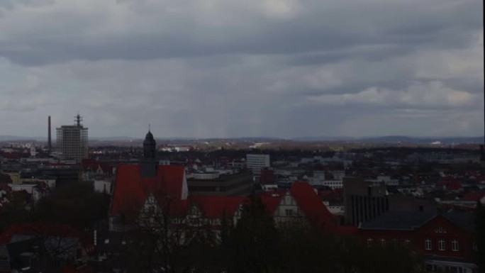 德国比勒费尔德多云天空下城市景观的美丽景色
