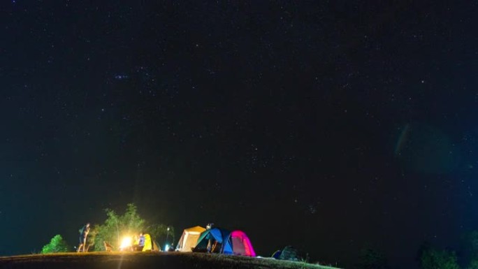 星星在夜空和野营帐篷前景上移动，延时视频