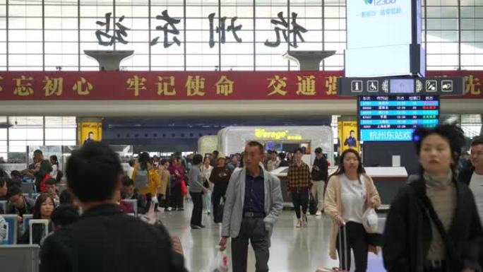 杭州火车站室内拥挤的主大厅慢动作步行全景4k中国
