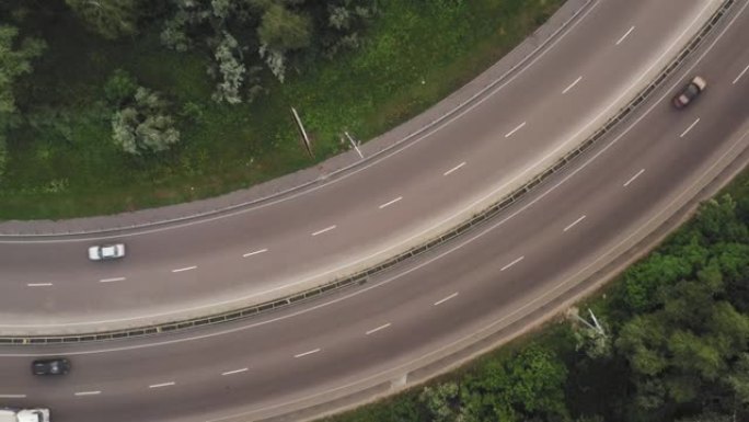 在长时间的转弯视图无人机拍摄中，在弯曲的道路上的交通