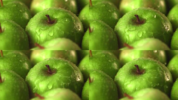 超级慢动作水滴落在青苹果上。以1000 fps的高速相机拍摄。