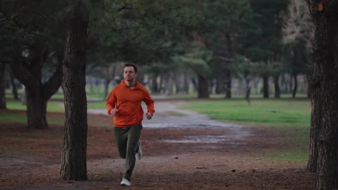 一个男人慢跑，在公园跑步，慢动作