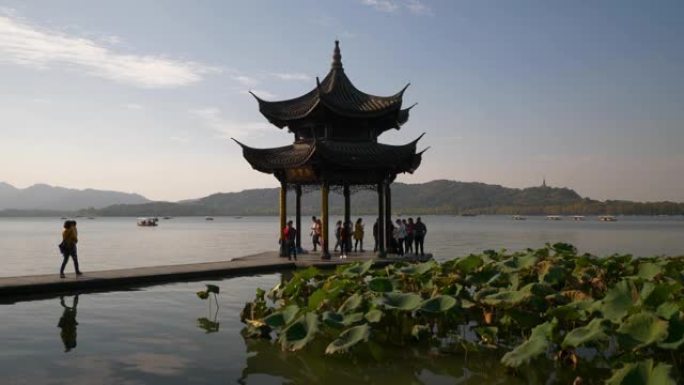 晴天时间杭州市著名的西湖码头宝塔慢动作全景4k中国