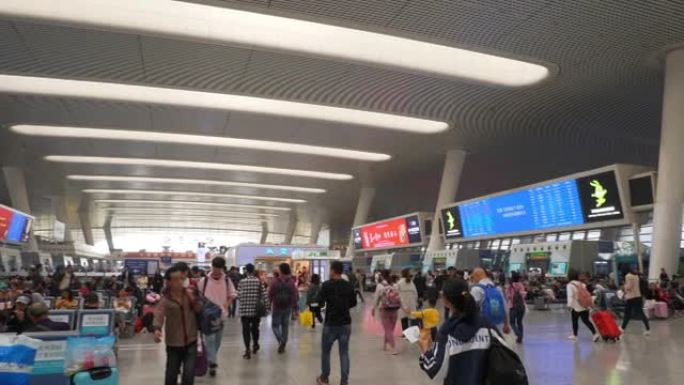 杭州火车站室内拥挤的主大厅慢动作步行全景4k中国
