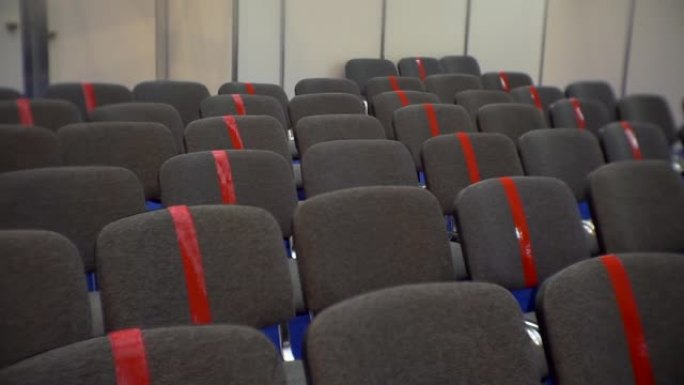 业务背景。慢速平移镜头显示带空椅子的会议室或会议室