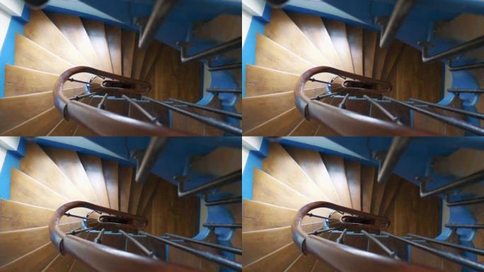 4k慢动作60fps的圆形旧木制螺旋楼梯