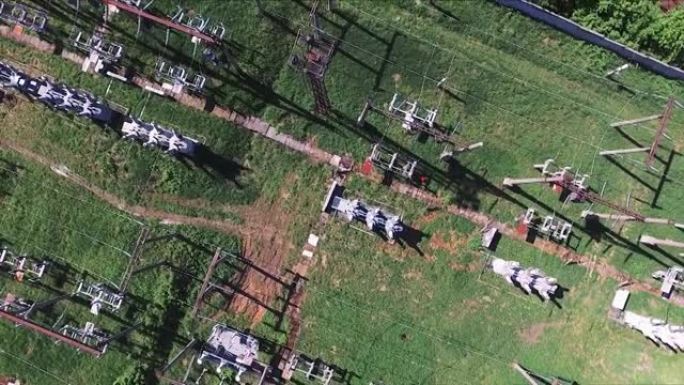 鸟瞰图。配电站、变压器、日出带云的高压线