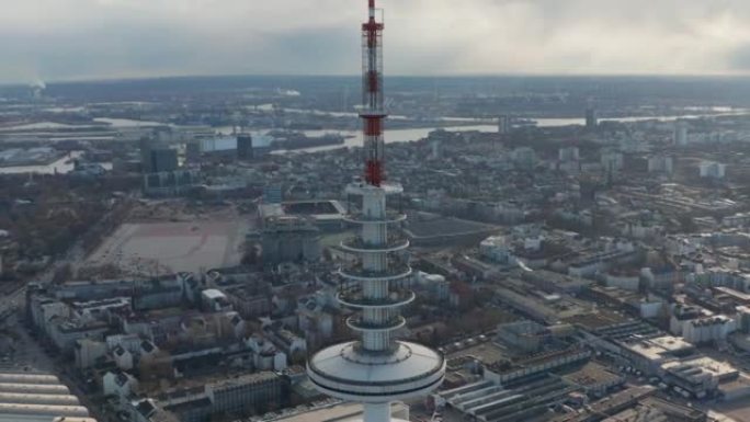 德国汉堡海因里希·赫兹电视塔顶部红白天线的近距离鸟瞰图