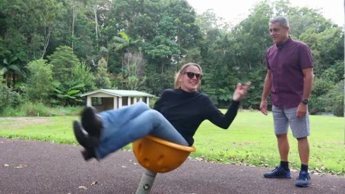 成熟的毛利人和他的妻子在公园玩耍