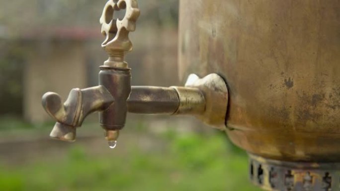 黄铜茶炊水龙头，漏水滴水。