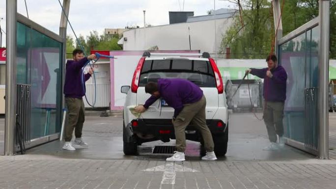 乌克兰利沃夫-2021年5月22日: 男子分了三个人，用高压洗车