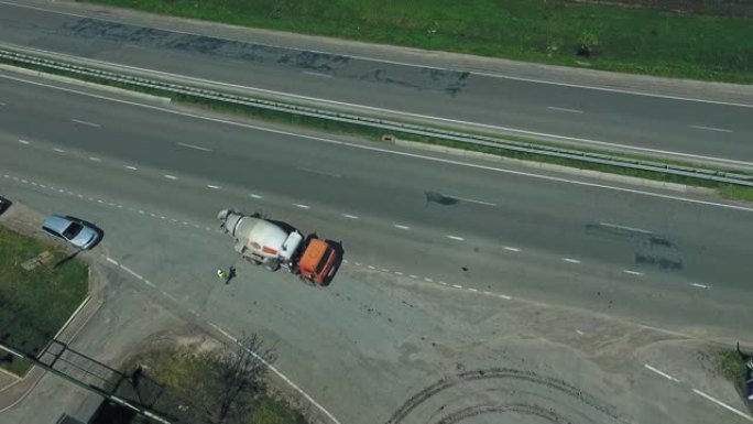 高速公路上的混凝土搅拌车。将水泥运送到铸造地点的搅拌车的鸟瞰图