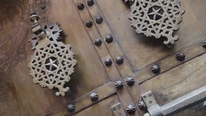 铁黄铜门环和锁，传统摩洛哥伊斯兰几何设计。