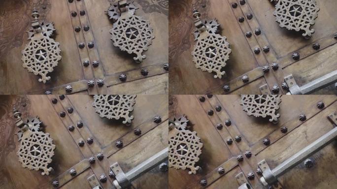 铁黄铜门环和锁，传统摩洛哥伊斯兰几何设计。
