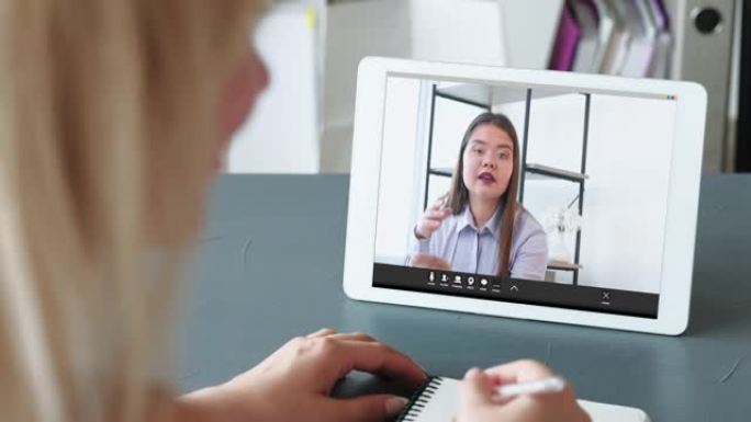 视频通话虚拟会议女员工平板