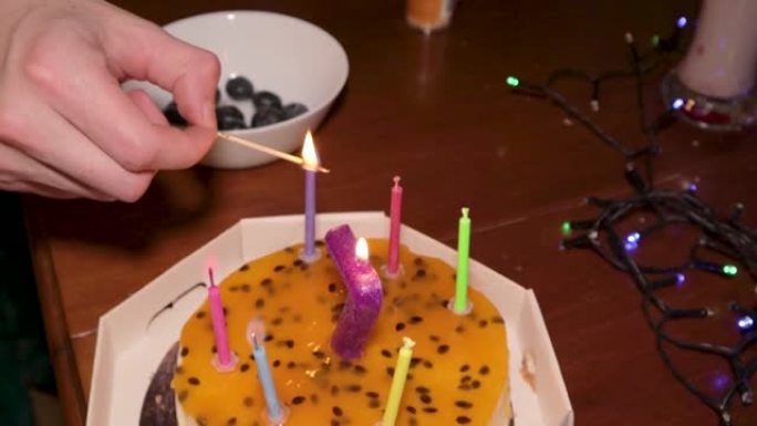 生日蛋糕七7年蜡烛吹灭