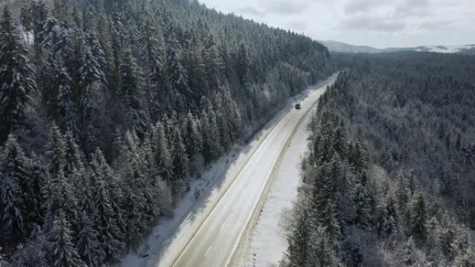 喀尔巴阡山冬季风景优美的道路鸟瞰图