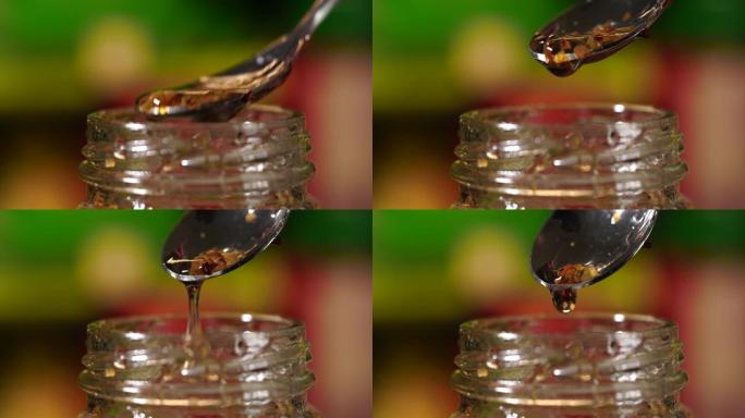 用不锈钢勺舀桂花蜂蜜的特写镜头