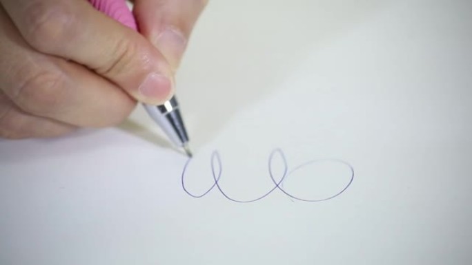 女性手中的钢笔在合同上签字。女商人手在纸上签名的特写。签署协议。特写微距拍摄。签名是假的