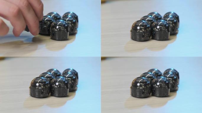 六个ozobot的特写镜头，下一代创造者的迷你机器人