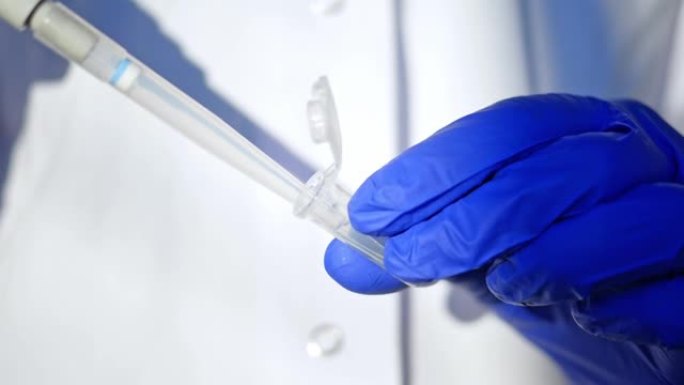 实验室研究员或护士将患者样本移入试管。基因工程或遗传病筛查。癌症和药物研究与科学