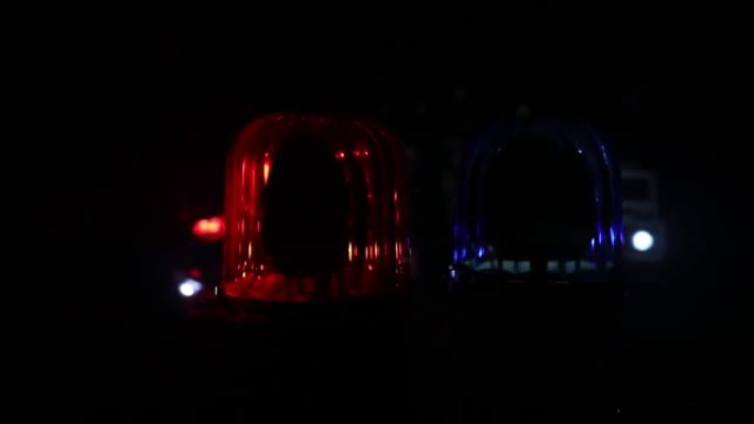 警车蓝色和红色圆形复古警笛在黑暗中。旋转复古风格警笛。选择性聚焦